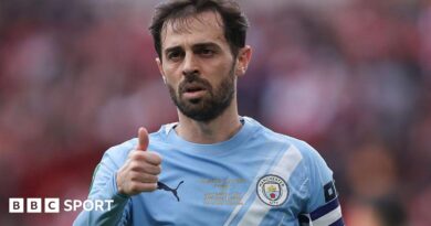 Bernardo Silva gives a thumbs-up sign during the Carabao Cup final