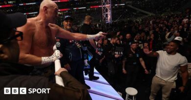 Tyson Fury goes to throw a right hand against Arslanbek Makhmudov