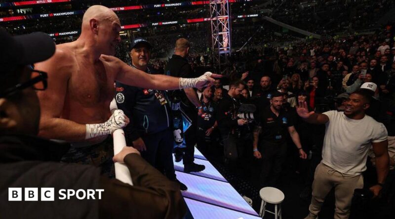 Tyson Fury goes to throw a right hand against Arslanbek Makhmudov