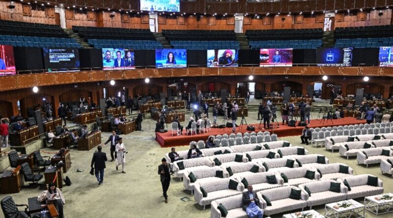 Buffets, baristas, but no briefings: journalists frozen out of Iran talks