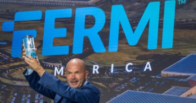 Toby Neugebauer, chief executive officer of Fermi Inc., before ringing the closing bell during the company's initial public offering (IPO) at the Nasdaq MarketSite in New York, US, on Wednesday, Oct. 1, 2025.