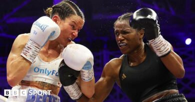 Caroline Dubois lands a punch on Terri Harper