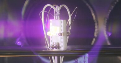 A radiovoltaic material glows under bombardment by alpha particles.