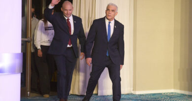 Former Israeli Premiers Join in Bid to Oust Netanyahu in Elections
