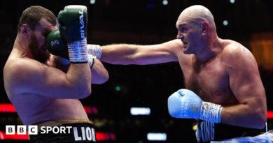 Tyson Fury landing a punch on Arslanbek Makhmudov