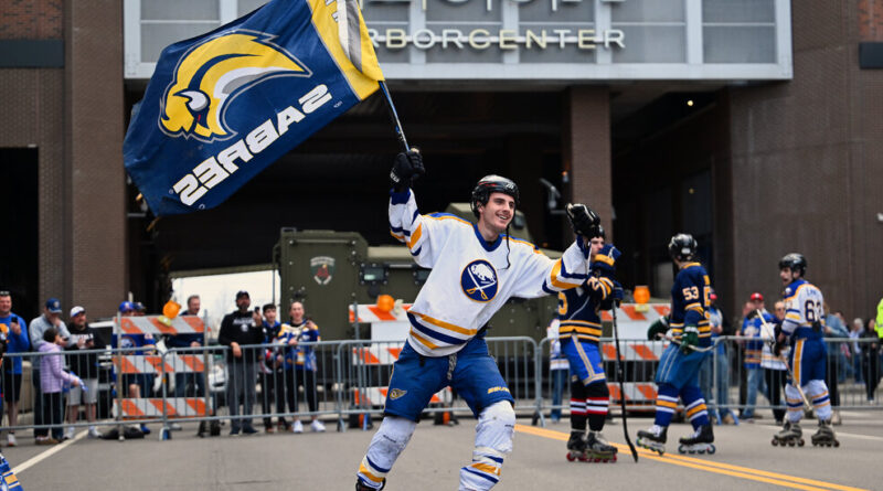Hockey Fans in Buffalo Finish ‘O Canada’ After Singer’s Mic Malfunctions