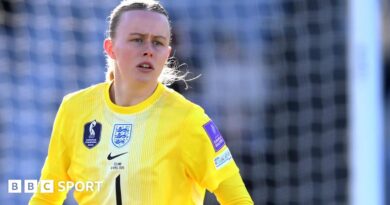 Hannah Hampton playing in goal for England