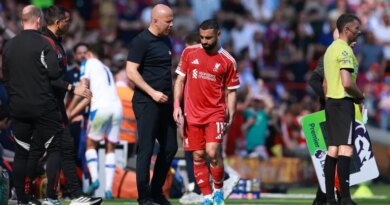 Soccer Football - Premier League - Liverpool v Crystal Palace - Anfield, Liverpool, Britain - April 25, 2026 Liverpool's Mohamed Salah with manager Arne Slot after being substituted REUTERS/Phil Noble EDITORIAL USE ONLY. NO USE WITH UNAUTHORIZED AUDIO, VIDEO, DATA, FIXTURE LISTS, CLUB/LEAGUE LOGOS OR 'LIVE' SERVICES. ONLINE IN-MATCH USE LIMITED TO 120 IMAGES, NO VIDEO EMULATION. NO USE IN BETTING, GAMES OR SINGLE CLUB/LEAGUE/PLAYER PUBLICATIONS. PLEASE CONTACT YOUR ACCOUNT REPRESENTATIVE FOR FURTHER DETAILS..
