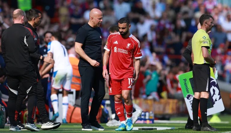 Soccer Football - Premier League - Liverpool v Crystal Palace - Anfield, Liverpool, Britain - April 25, 2026 Liverpool's Mohamed Salah with manager Arne Slot after being substituted REUTERS/Phil Noble EDITORIAL USE ONLY. NO USE WITH UNAUTHORIZED AUDIO, VIDEO, DATA, FIXTURE LISTS, CLUB/LEAGUE LOGOS OR 'LIVE' SERVICES. ONLINE IN-MATCH USE LIMITED TO 120 IMAGES, NO VIDEO EMULATION. NO USE IN BETTING, GAMES OR SINGLE CLUB/LEAGUE/PLAYER PUBLICATIONS. PLEASE CONTACT YOUR ACCOUNT REPRESENTATIVE FOR FURTHER DETAILS..