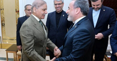 Iran says it will not accept 'maximalist' US demands as Pakistan pursues peace