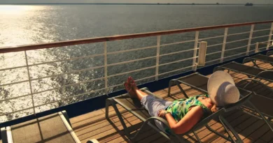 I've worked on cruise ships for years. Here are 6 things passengers should pack and 5 they shouldn't.