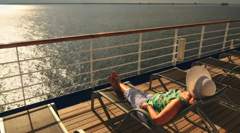 I've worked on cruise ships for years. Here are 6 things passengers should pack and 5 they shouldn't.