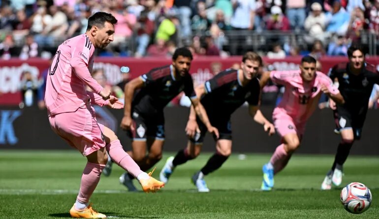 Lionel Messi in action.