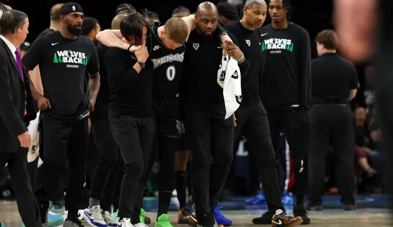 Donte DiVincenzo reacts.