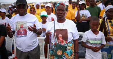 Faithful wait on the day Pope Leo XIV is to lead a Holy Mass, during his apostolic journey in Africa, in Kilamba, Luanda province, Angola, April 19, 2026. REUTERS/Guglielmo Mangiapane