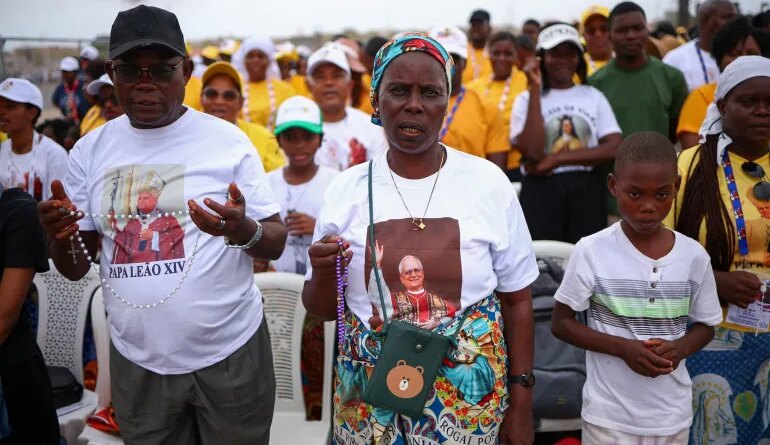 Faithful wait on the day Pope Leo XIV is to lead a Holy Mass, during his apostolic journey in Africa, in Kilamba, Luanda province, Angola, April 19, 2026. REUTERS/Guglielmo Mangiapane