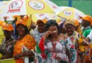 People use umbrellas to shelter from the rain as they wait on a street for Pope Leo XIV to pass by, in Bata, Equatorial Guinea, April 22, 2026. REUTERS/Guglielmo Mangiapane