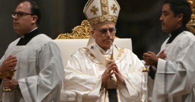 Pope marks first Easter under cloud of Mideast war