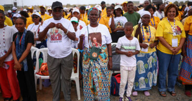 Pope urges Angola to overcome divisions at Mass attended by 100,000 people