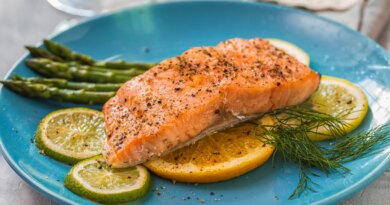 Grilled fillet of salmon with asparagus and a glass of white wine