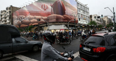 Trump urges Iran to sign a deal and discusses prolonged blockade