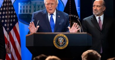 epa12763357 US President Donald J. Trump, alongside Commerce Secretary Howard Lutnick (R), addresses a press conference about the Supreme Court's striking down of most of his tariffs in the briefing room at the White House in Washington, DC, USA, 20 February 2026. Earlier today, the Supreme Court ruled against President Trump's tariff program. EPA/BONNIE CASH / POOL
