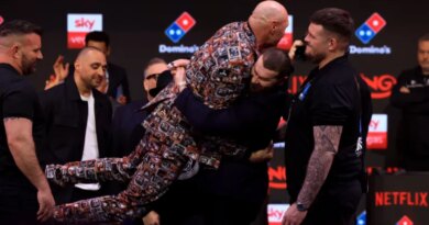 Russia's Arslanbek Makhmudov picks up Britain's two-time former world heavyweight champion Tyson Fury during a press conference in central London on April 9, 2026, ahead of their heavyweight boxing match on April 11. (Photo by Toby Shepheard / AFP)