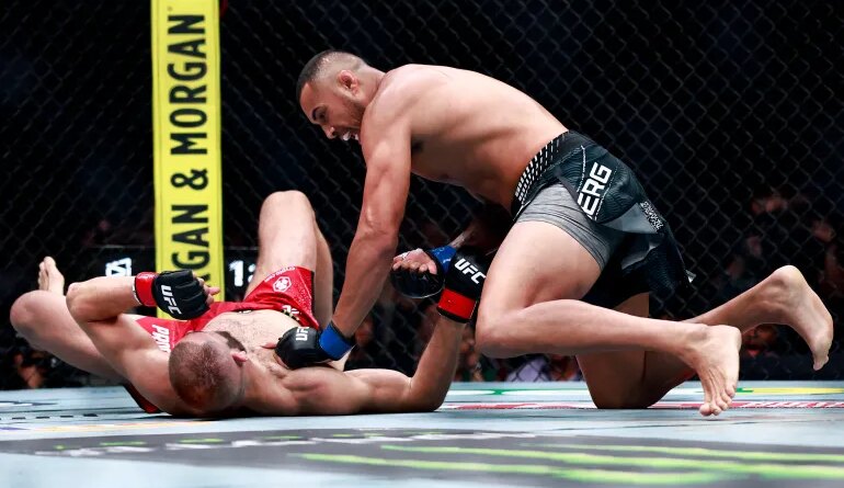 MIAMI, FLORIDA - APRIL 11: Carlos Ulberg of New Zealand, (R), punches Jiri Prochazka of Czechia in a light heavyweight title bout during UFC 327 at the Kaseya Center on April 11, 2026 in Miami, Florida. Carmen Mandato/Getty Images/AFP (Photo by Carmen Mandato / GETTY IMAGES NORTH AMERICA / Getty Images via AFP)