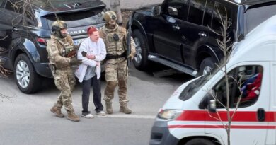 Special Forces Police Unit evacuate the hostage at the site of a shooting incident, in Kyiv, Ukraine, April 18, 2026. Picture taken with a mobile phone. REUTERS/Stringer TPX IMAGES OF THE DAY