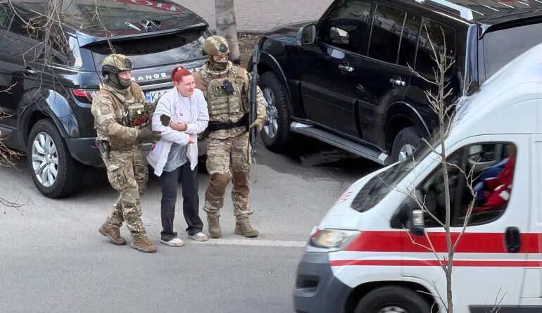 Special Forces Police Unit evacuate the hostage at the site of a shooting incident, in Kyiv, Ukraine, April 18, 2026. Picture taken with a mobile phone. REUTERS/Stringer TPX IMAGES OF THE DAY