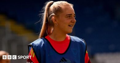 Mayzee Davies during Wales training in 2025