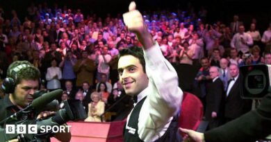 Ronnie O'Sullivan smiles and celebrates with a thumbs-up gesture after winning the 2001 World Championship
