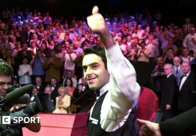 Ronnie O'Sullivan smiles and celebrates with a thumbs-up gesture after winning the 2001 World Championship