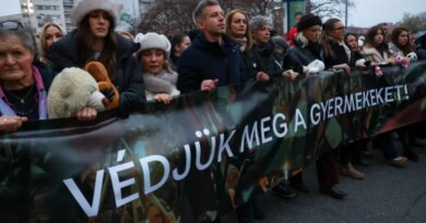 Peter Magyar, leader of Hungary's opposition Tisza party, attends a protest march organised by Tisza over a case of abuse at a juvenile detention centre, amid an ongoing investigation, in Budapest, Hungary, December 13, 2025. REUTERS/Bernadett Szabo TPX IMAGES OF THE DAY