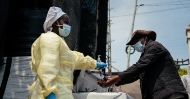 18 People With Suspected Ebola Flee After Attackers Burn Down Congo Clinic