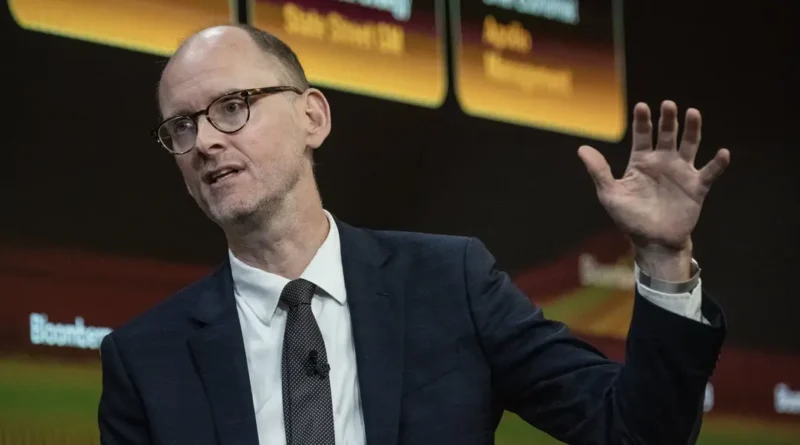 Apollo's chief economist says he sees 'zero evidence' of AI-related job losses, even as CEOs cite the tech in layoffs