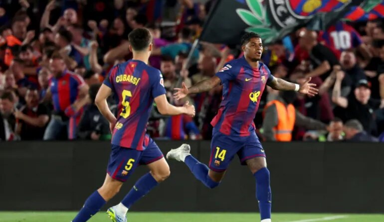 Barcelona's English forward #14 Marcus Rashford (R) celebrates scoring his team's first goal during the Spanish league football match between FC Barcelona and Real Madrid CF at Camp Nou Stadium in Barcelona on May 10, 2026. (Photo by Lluis GENE / AFP)
