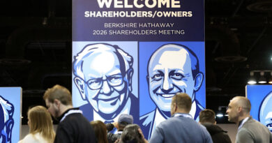 Berkshire cash pile climbs to $380bn as stock sales streak hits 14th quarter