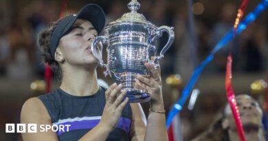 Bianca Andreescu kisses the US Open surrounded by confetti