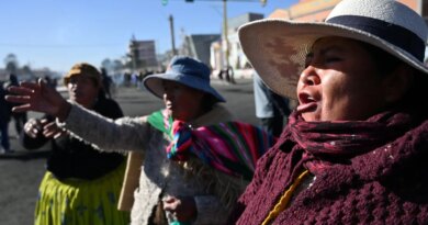 Bolivia launches early-morning crackdown on roadblocks outside La Paz