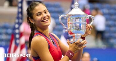 Emma Raducanu with the US Open trophy after her 2021 victory