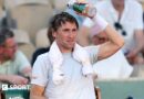 Casper Ruud pours water over his head during a change of ends