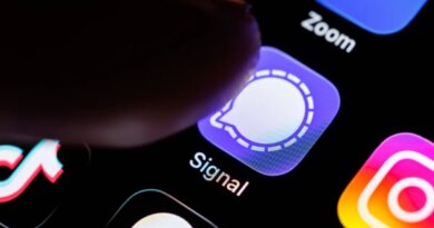 The Signal app logo can be seen on the display of a smartphone while a finger taps on the application icon.