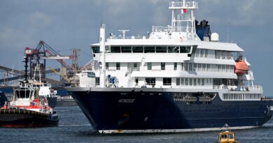 Hantavirus-hit cruise ship docks in the Netherlands
