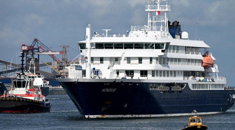 Hantavirus-hit cruise ship docks in the Netherlands