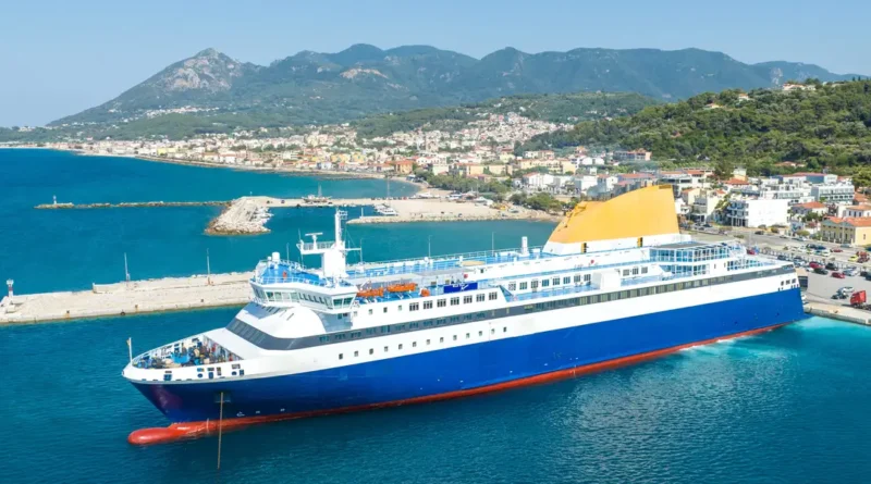 I'm a travel planner who's been on over 26 cruises. Here are 10 things I always pack and 2 I never bring