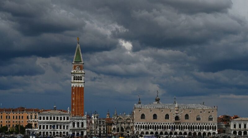 Jury of Italy's Venice Biennale resigns over Russia row
