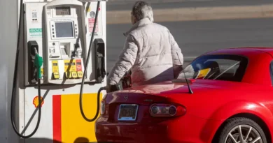 Lower earners are cutting back on gas while wealthier Americans keep filling up