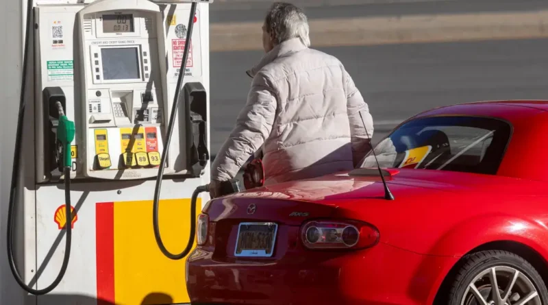 Lower earners are cutting back on gas while wealthier Americans keep filling up