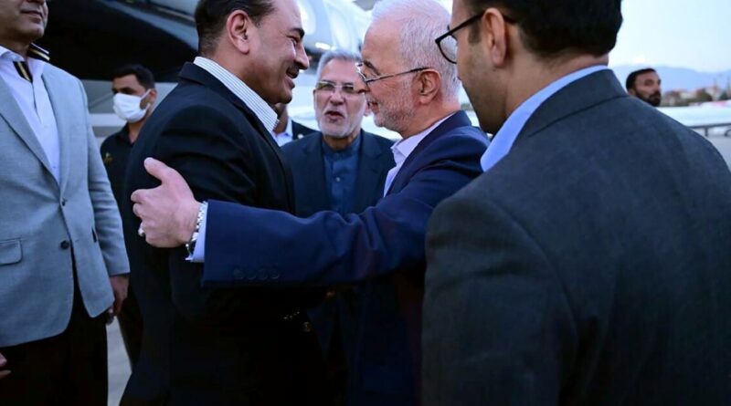 Pakistan army chief in Tehran as Iran weighs US peace offer